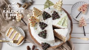 Weihnachtliche Torte mit Himbeer und Kokos